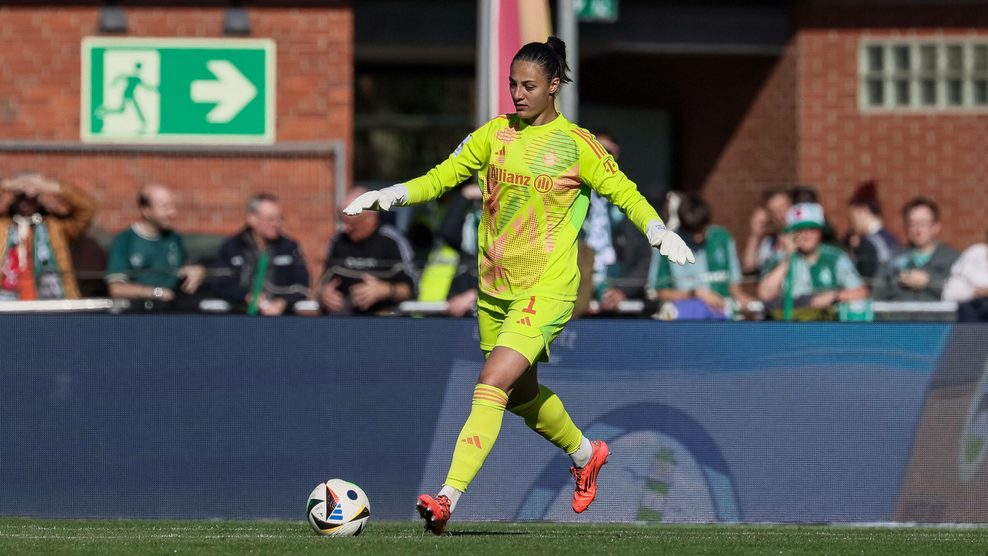 FC Bayern-Torfrau Maria Luisa (Mala) Grohs beim Torabschlag