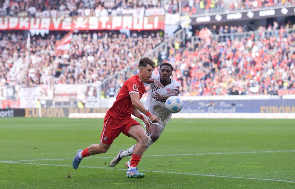 Im September spielte Noah Weißhaupt noch mit Freiburg gegen St. Pauli und Oladapo Afolayan.