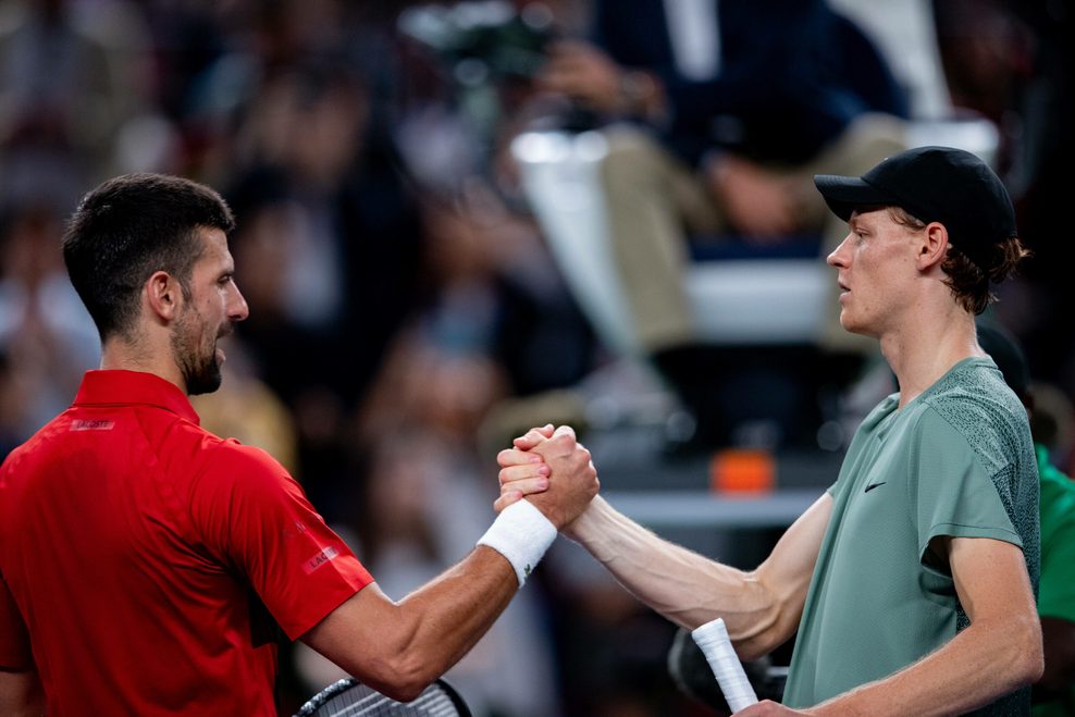 Novak Djokovic und Jannik Sinner geben sich einen Hand-Shake