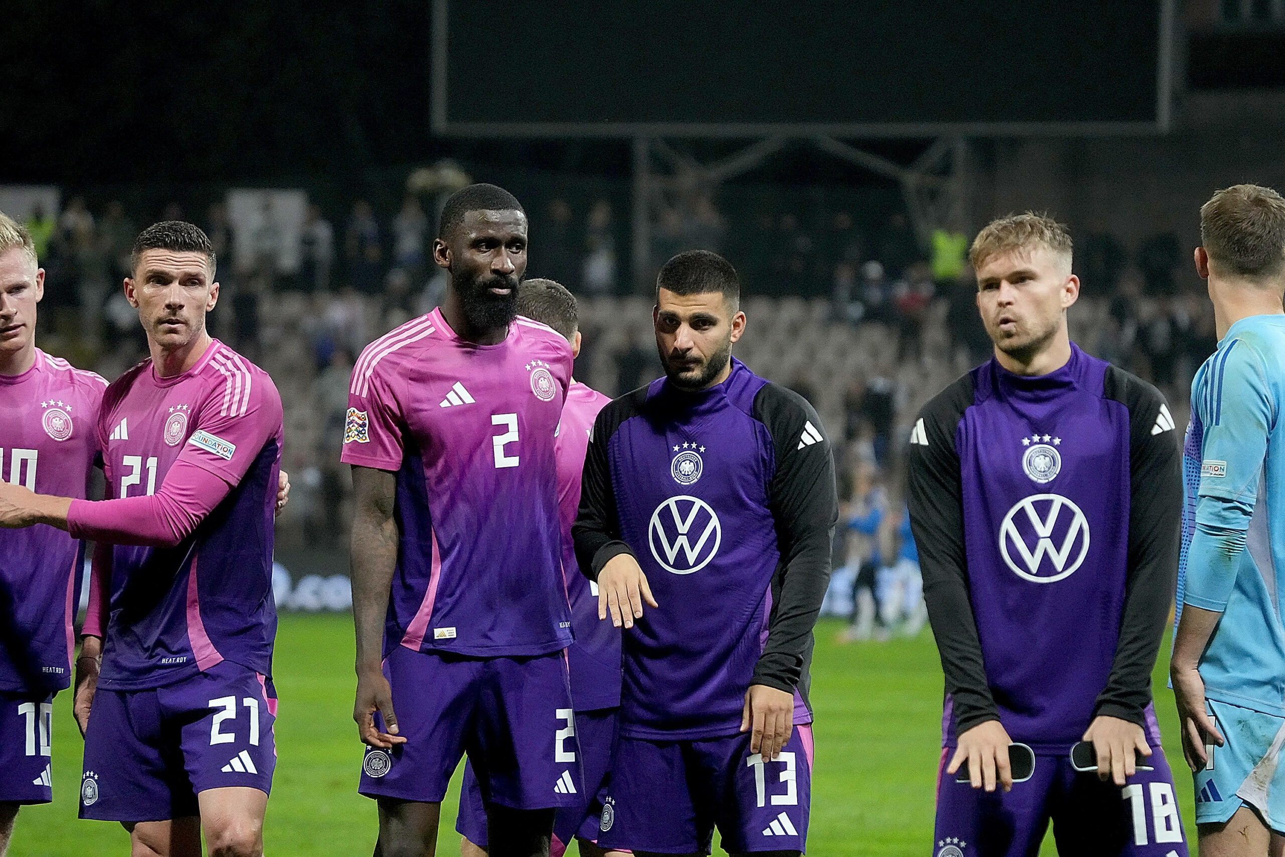 Deniz Undav nach dem Länderspiel des DFB in Bosnien mit Teamkollegen vor dem deutschen Fan-Block.