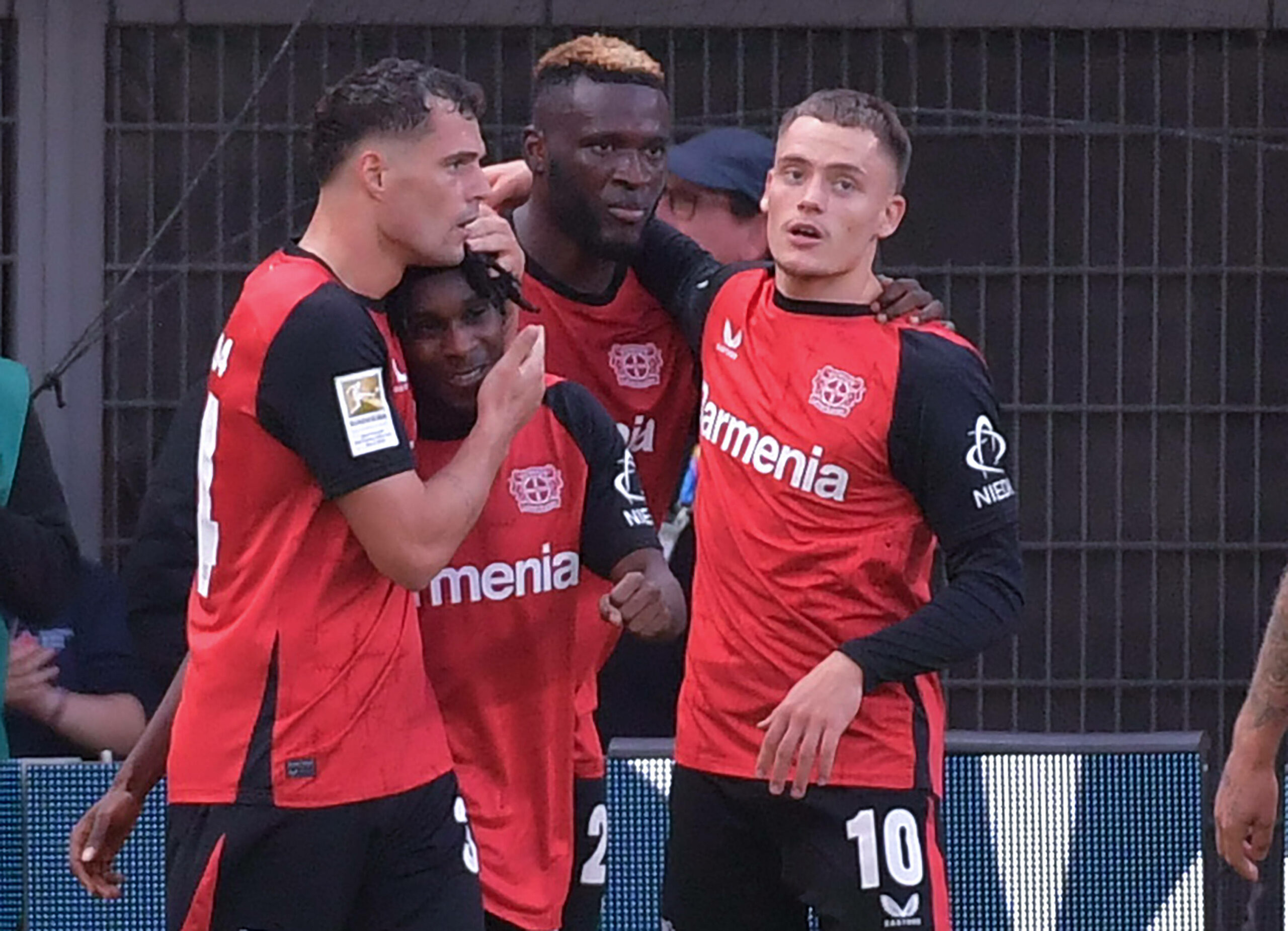 Victor Boniface jubelt mit Florian Wirtz, Jeremie Frimpong und Granit Xhaka über ein Leverkusen-Tor.