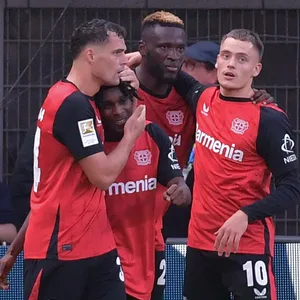 Victor Boniface jubelt mit Florian Wirtz, Jeremie Frimpong und Granit Xhaka über ein Leverkusen-Tor.