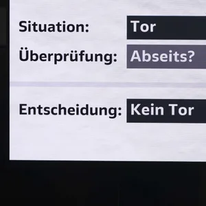 Stadiontafel auf der eine VAR Entscheidung eingeblendet wird