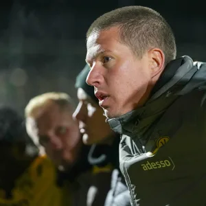 Mike Tullberg im Spielerkreis seiner U19 nach einem UEFA Youth-League-Spiel