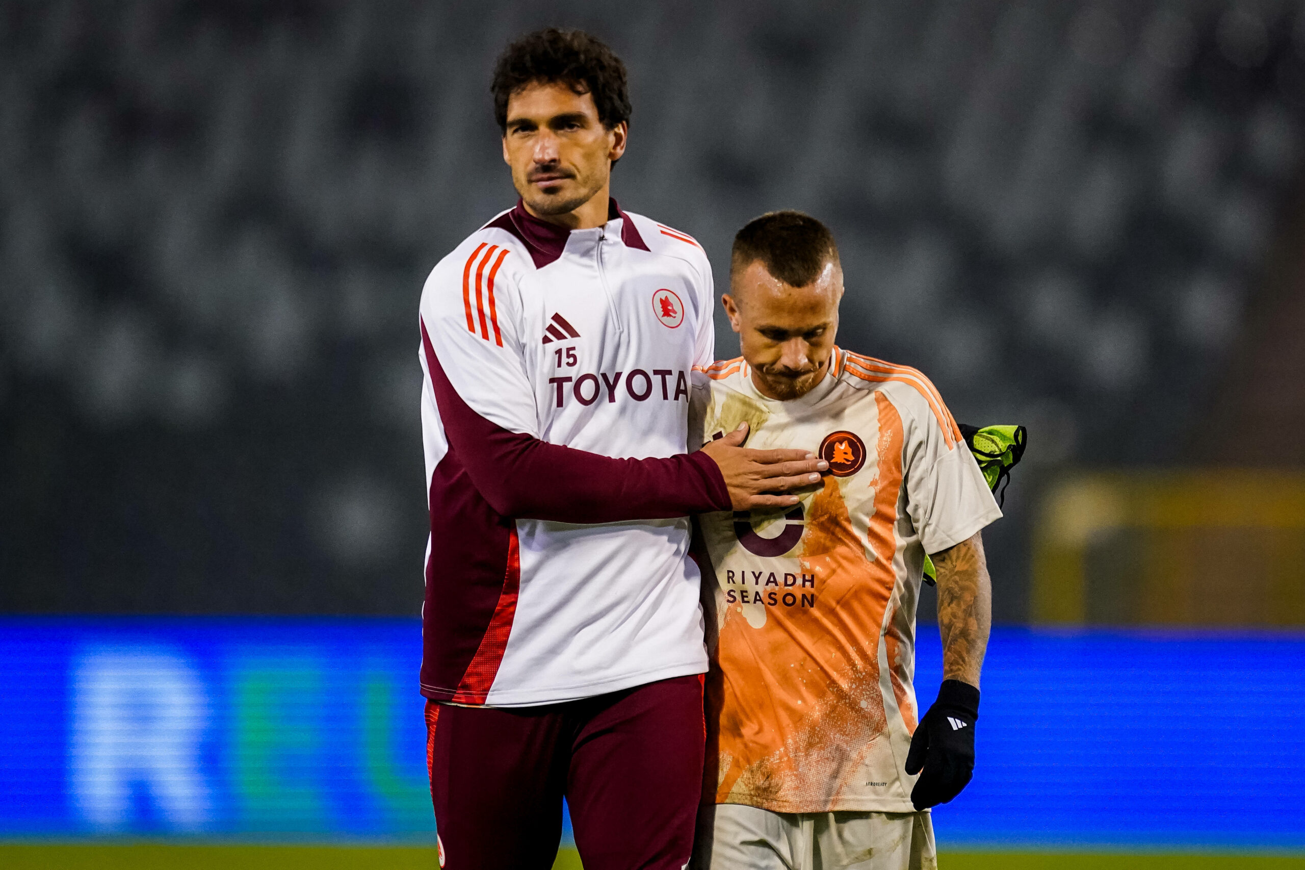 Mats Hummels und Angelino Arm in Arm nach einem Spiel