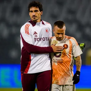 Mats Hummels und Angelino Arm in Arm nach einem Spiel