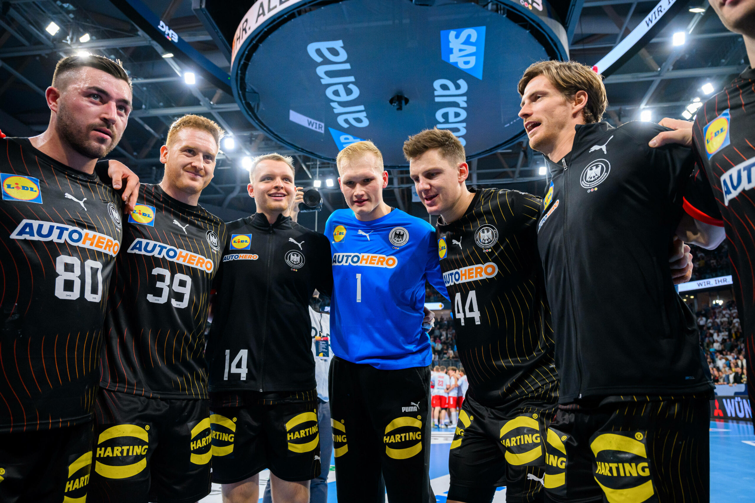 Handball-Nationalspieler Jannik Kohlbacher, Lukas Stutzke, Justus Fischer, David Späth, Christoph Steinert und Rune Dahmke bilden einen Kreis zur Besprechung