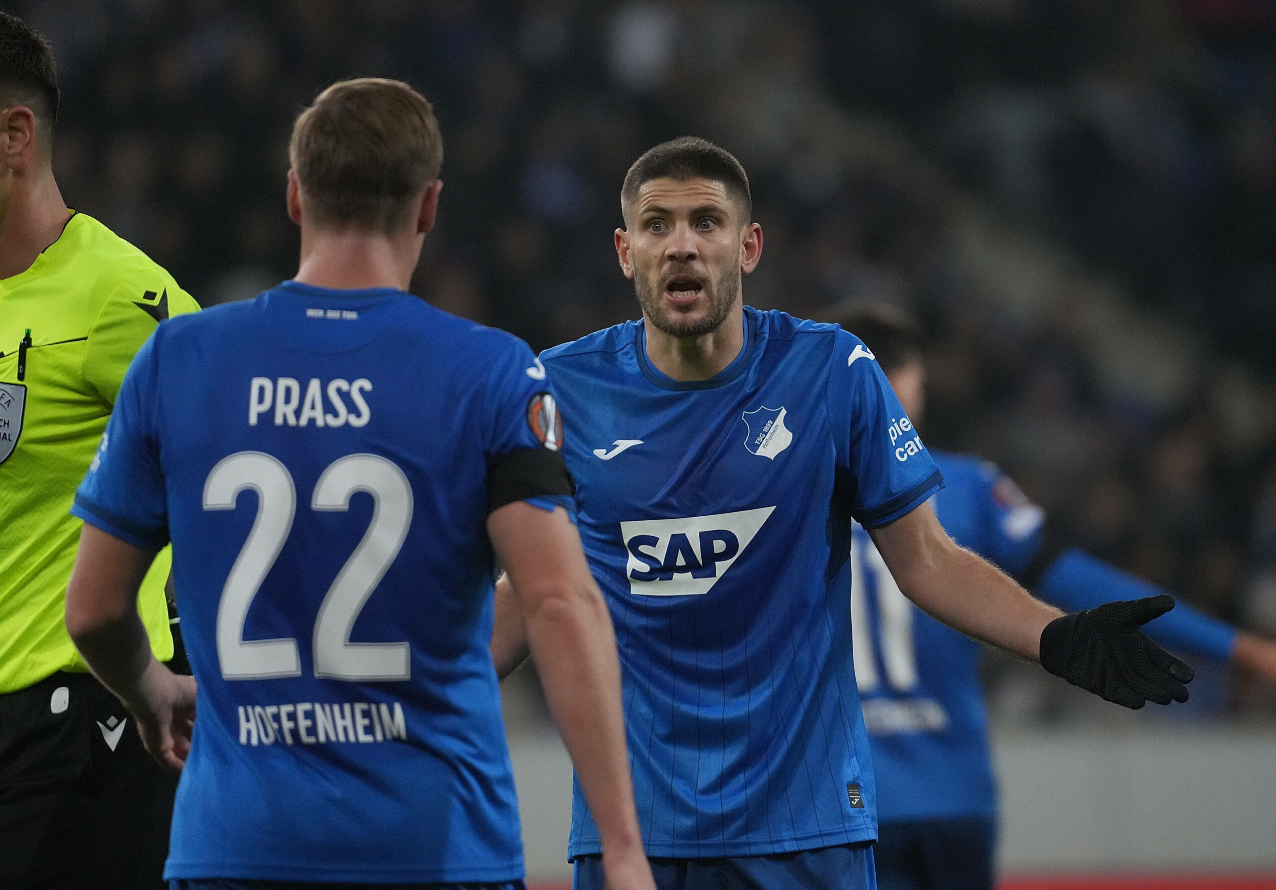 Andrej Kramaric breitet die Arme aus und ist verwundert