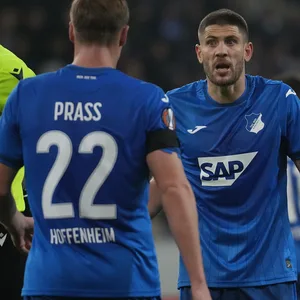 Andrej Kramaric breitet die Arme aus und ist verwundert