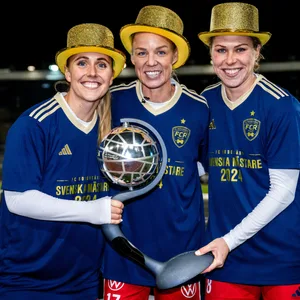 Rebecca Knaak feiert mit Rosengard die Meisterschaft in Schweden