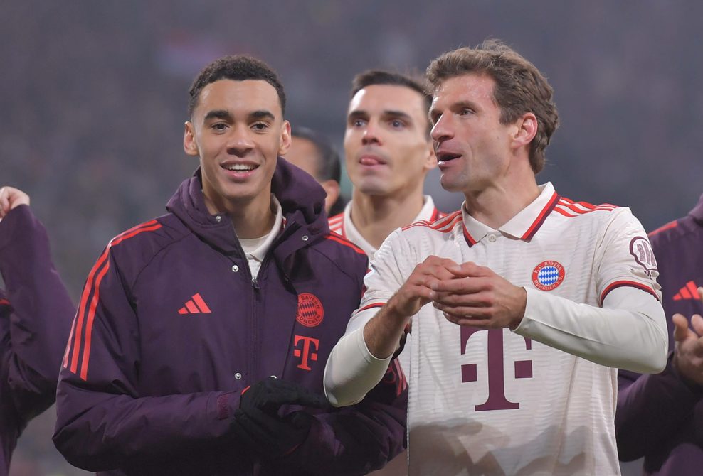 Jamal Musiala und Thomas Müller lassen sich vor den Bayern-Fans feiern