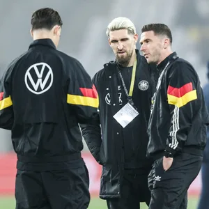 Robin Gosens vor dem Länderspiel in Bosnien im Gespräch mit Teamkollegen bei der Platzbegehung