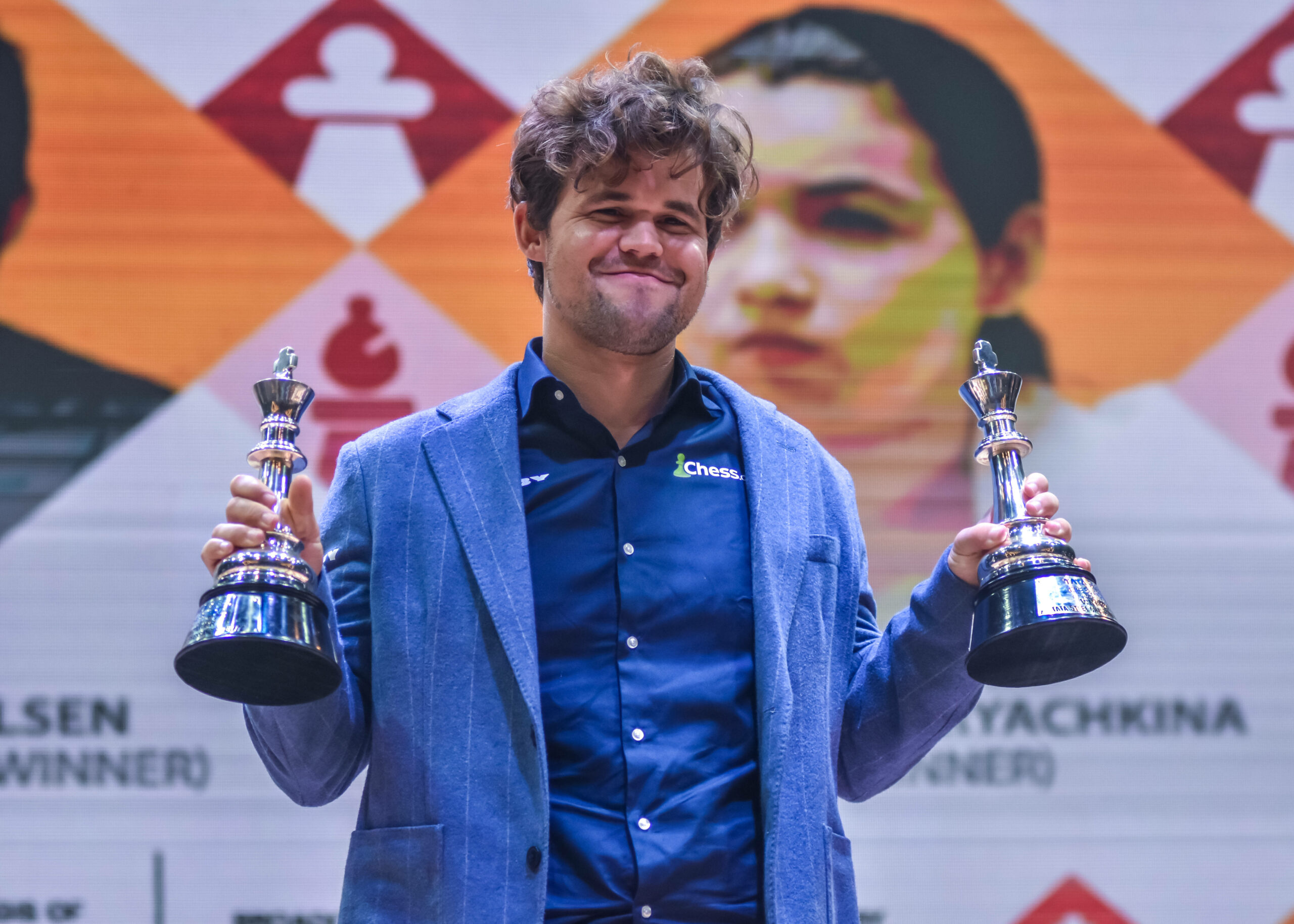 Magnus Carlsen mit zwei Pokalen