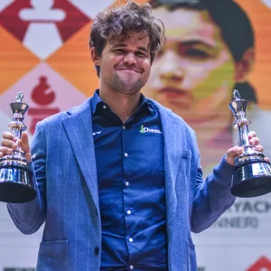 Magnus Carlsen mit zwei Pokalen