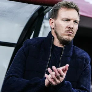 Julian Nagelsmann klatscht sich in die Hände.