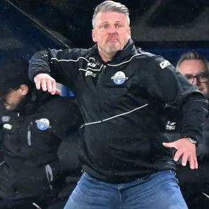 Lukas Kwasniok steht wütend in der Coaching-Zone