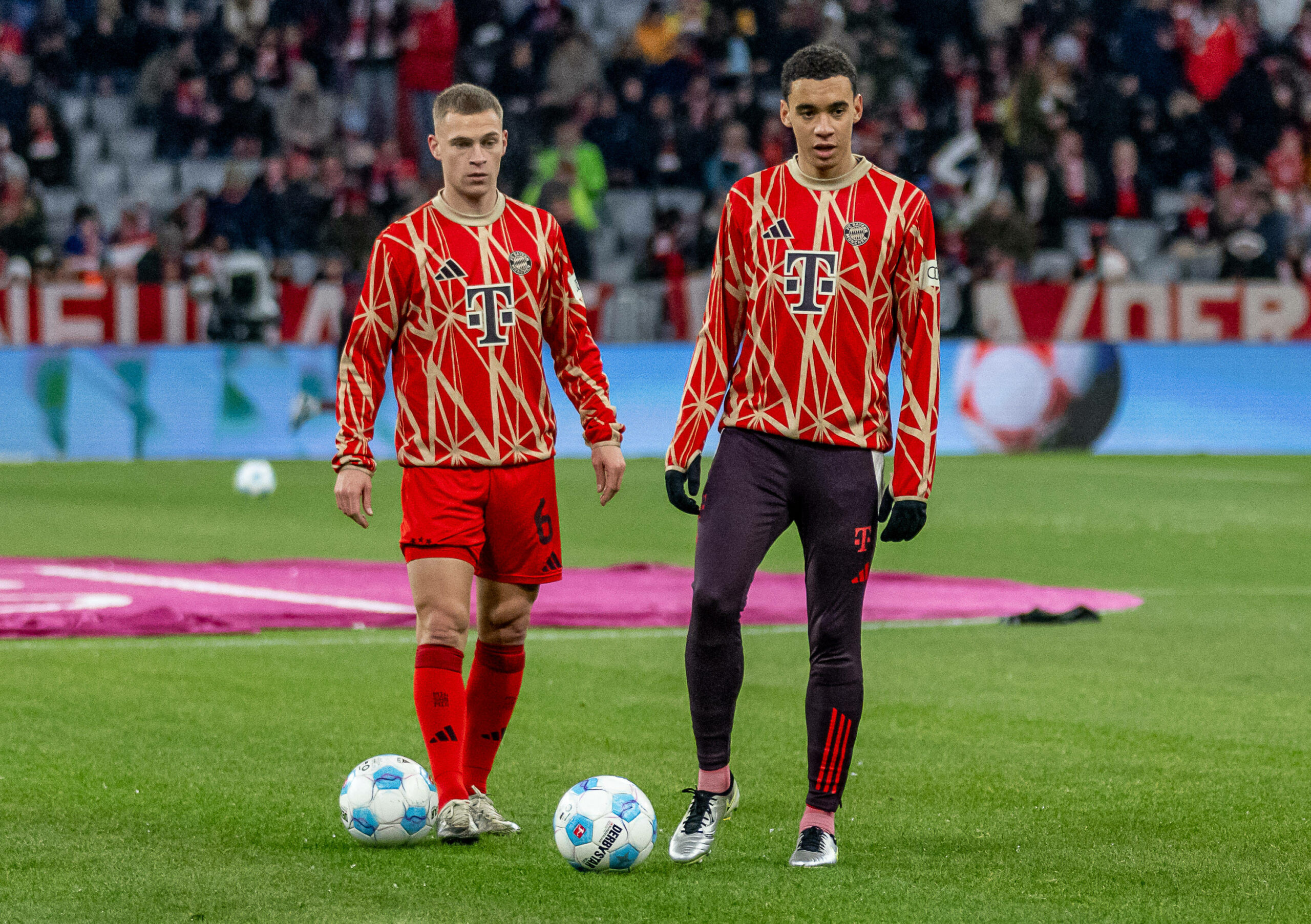 Joshua Kimmich (l.) und Jamal Musiala (r.) beim Aufwärmen