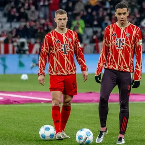 Joshua Kimmich (l.) und Jamal Musiala (r.) beim Aufwärmen