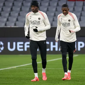 v.l Randal Kolo Muani und Ousmane Dembele beim Auslaufen