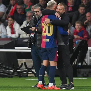Hansi Flick umarmt Dani Olmo