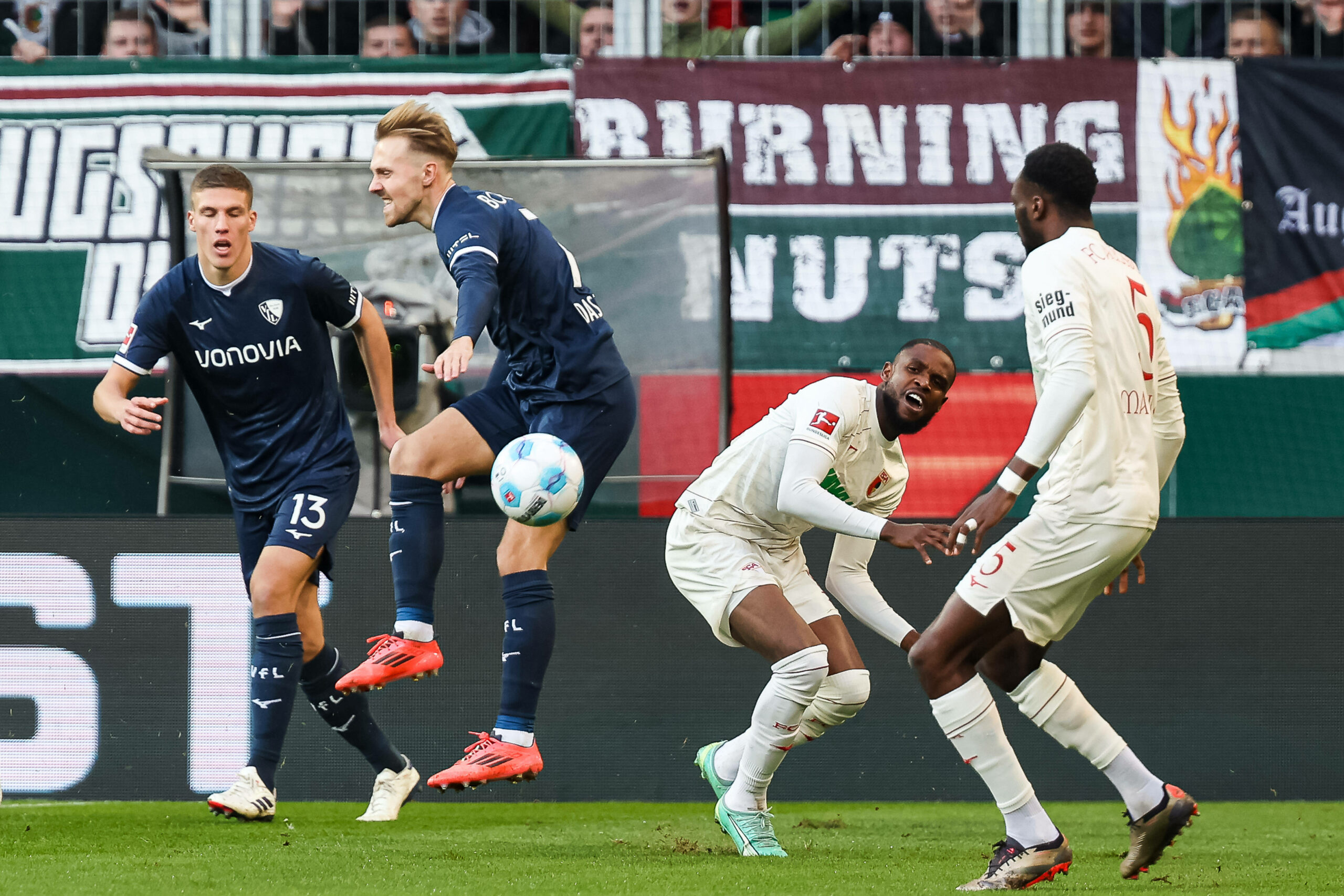 Lukas Daschner und Frank Onyeka im Zweikampf