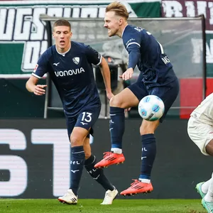 Lukas Daschner und Frank Onyeka im Zweikampf