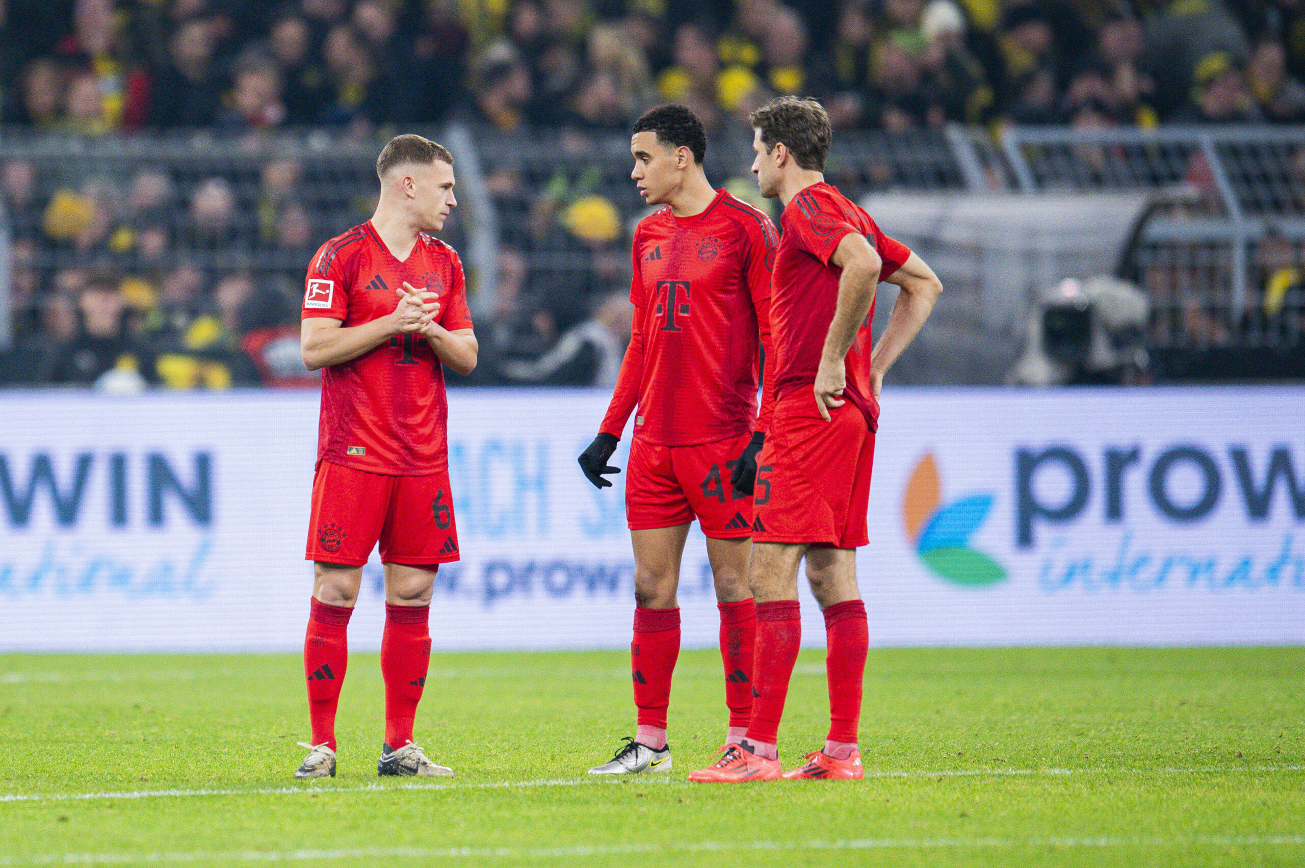 Gespräch zwischen Joshua Kimmich, Jamal Musiala und Thomas Müller