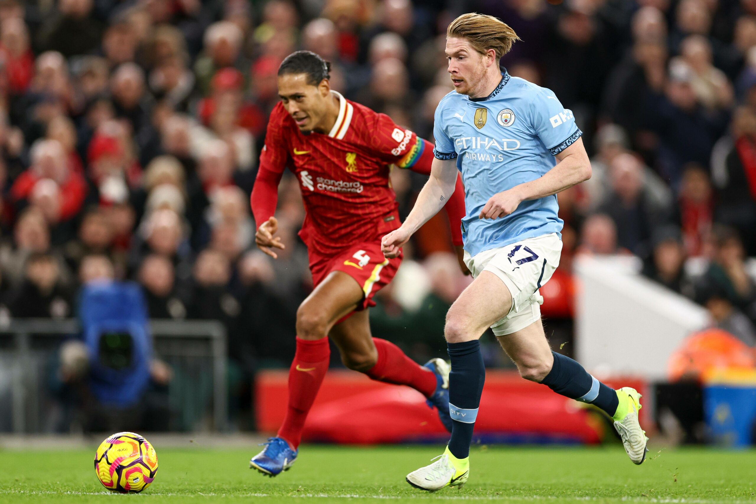 Kevin de Bruyne und Virgil van Dijk im Laufduell beim Spiel Liverpool gegen Manchester City