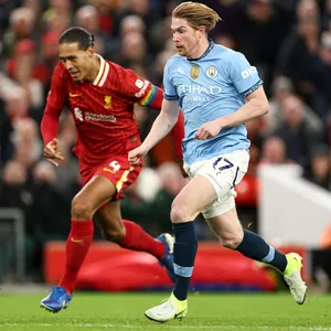 Kevin de Bruyne und Virgil van Dijk im Laufduell beim Spiel Liverpool gegen Manchester City