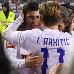 Dominik Prpic umarmt Ivan Rakitic.