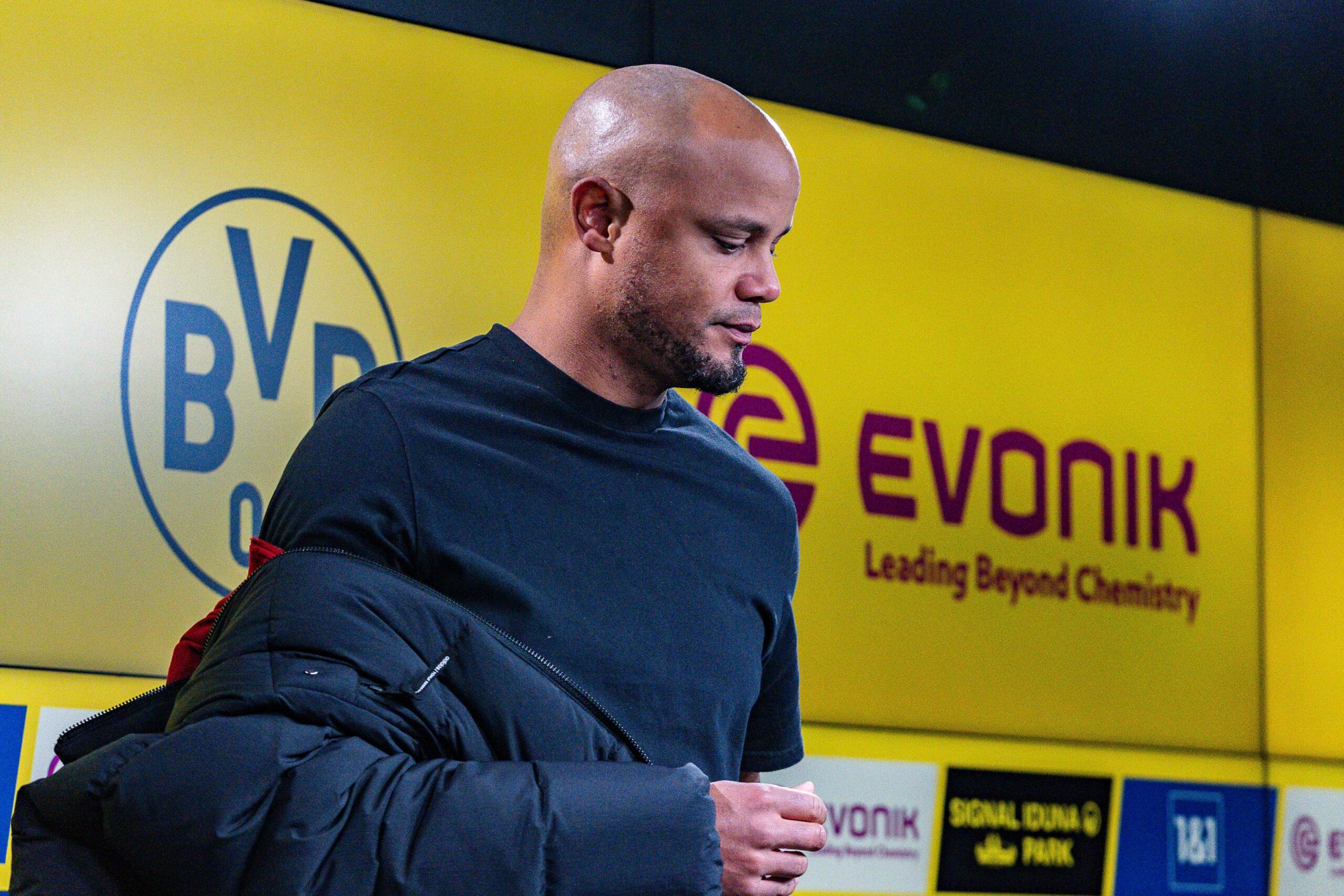 Vincent Kompany nimmt auf der Podium bei der Pressekonferenz nach dem Dortmund-Spiel Platz.