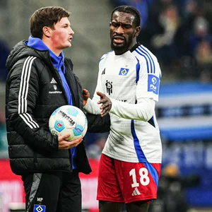 Bakery Jatta neben HSV-Trainer Merlin Polzin