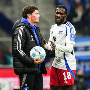 Hamburgs Zweitliga-Rekordspieler: Bakery Jatta ist seit fast neun Jahren Profi des HSV, Merlin Polzin (l.) ist seit Ende November sein Chef-Trainer.
