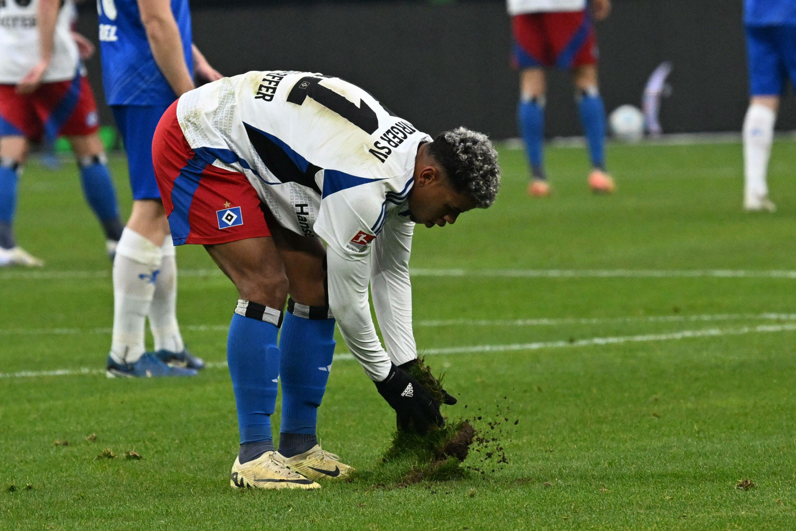 Hoffentlich bleibt alles heil: Der HSV und Ransford Königsdörffer hoffen, am Sonntag auf einem vernünftigen Untergrund spielen zu können.