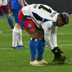 Hoffentlich bleibt alles heil: Der HSV und Ransford Königsdörffer hoffen, am Sonntag auf einem vernünftigen Untergrund spielen zu können.