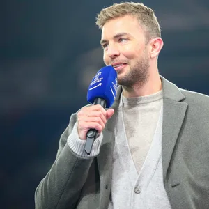Christoph Kramer lächelt am Mikrofon von Prime Video