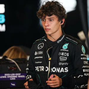 Andrea Kimi Antonelli im Rennanzug von Mercedes