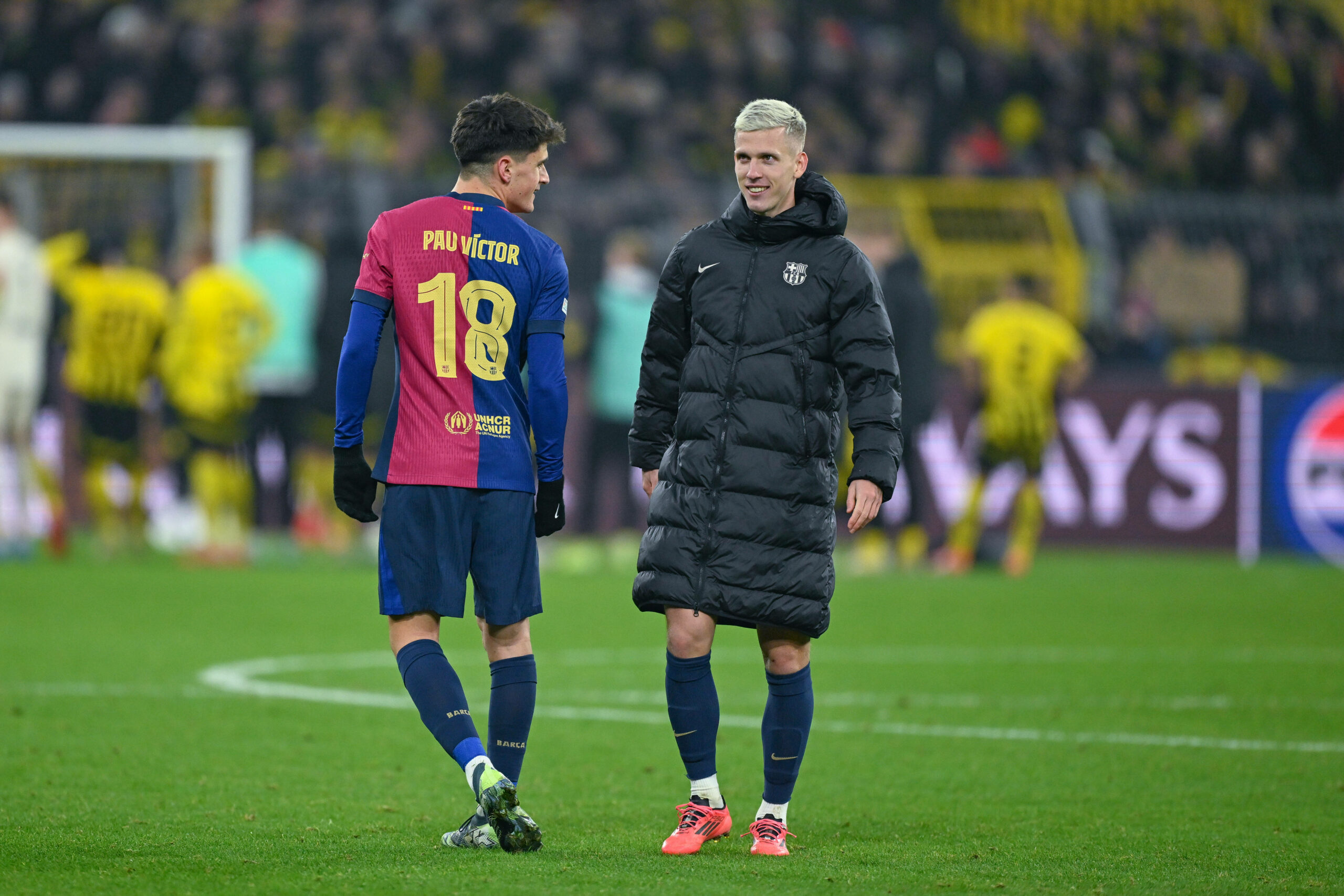 Pau Victor und Dani Olmo auf dem Platz