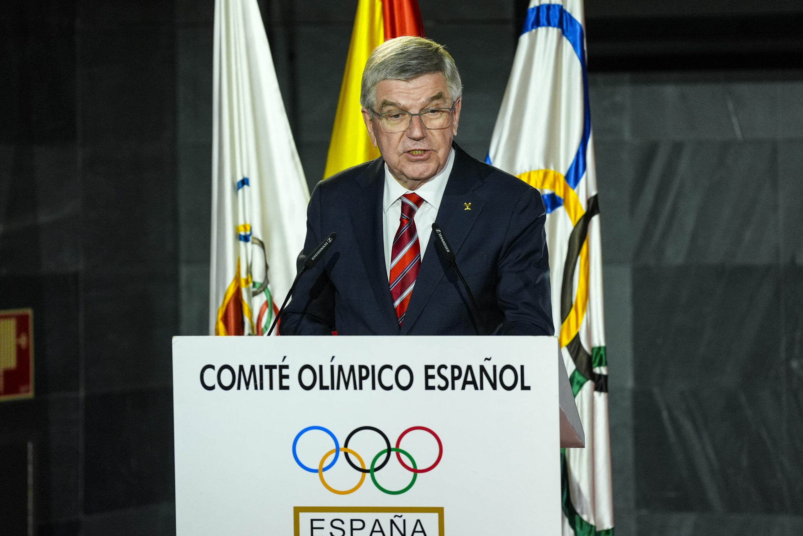 Thomas Bach spricht am Podium zum Publikum.