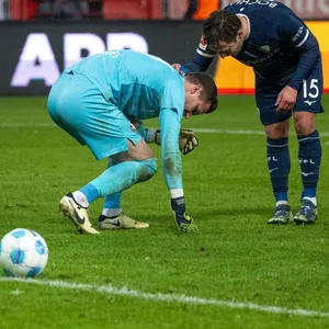 Felix Passlack redet mit dem knienden Patrick Drewes