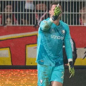 Bochum Torwart Drewes hält ein Feuerzeug in der Hand