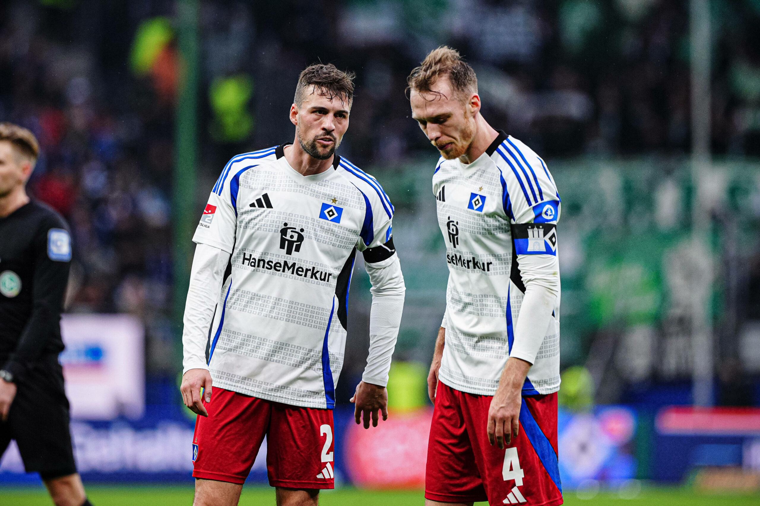 Jonas Meffert spricht mit Sebastian Schonlau