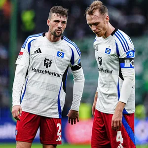 Jonas Meffert spricht mit Sebastian Schonlau
