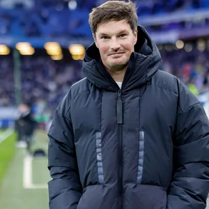HSV-Trainer Merlin Polzin glücklich im Volksparkstadion.