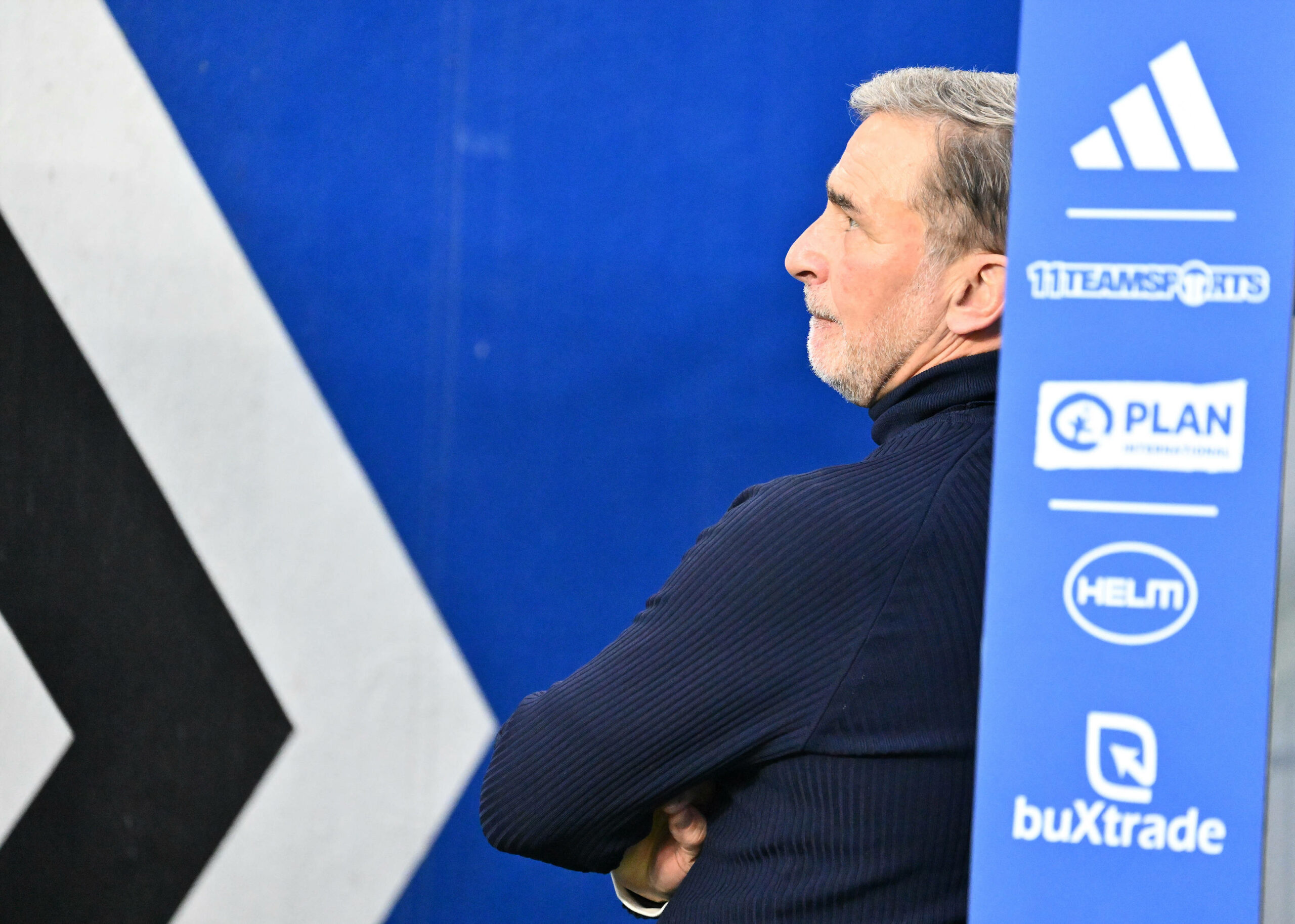 Stefan Kuntz lehnt mit dem Rücken an einer Wand