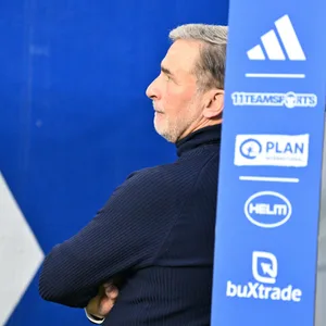 Stefan Kuntz lehnt mit dem Rücken an einer Wand