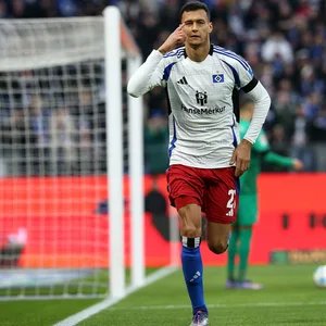 Davie Selke feiert ein Tor