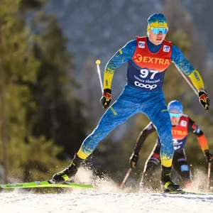 Denys Muhotinov aus der Ukraine beim Langlauf