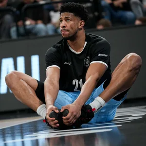 Jordan Barnett dehnt sich auf dem Hallenboden