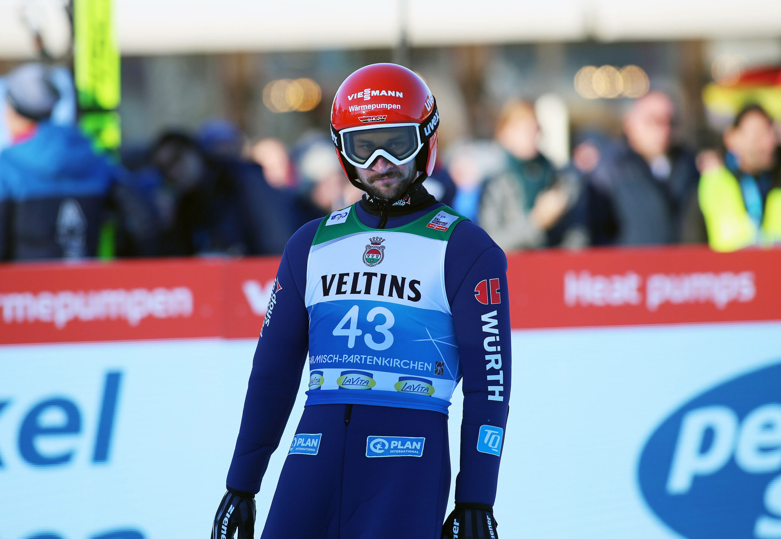 Markus Eisenbichler im Skisprung-Outfit nach seinem Sprung in Oberstorf